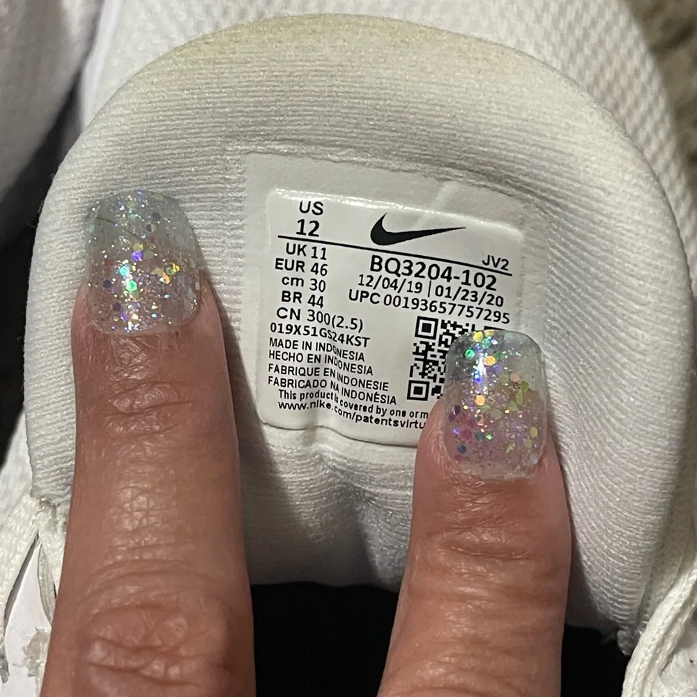 Nike White and Blue Athletic Shoes with Modern Comfort - Picture 5 of 5